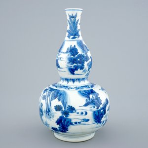 Un vase de forme double gourde en porcelaine de Chine bleu et blanc, époque Transition, 1620-1683 — photo 4