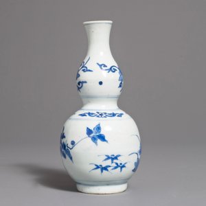 Un vase de forme double gourde en porcelaine de Chine bleu et blanc, époque Transition — photo 4