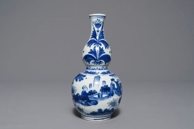 Un vase de forme double gourde en porcelaine de Chine bleu et blanc, époque Transition