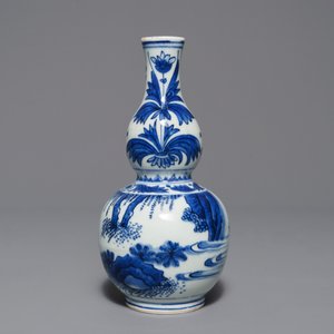 Un vase de forme double gourde en porcelaine de Chine bleu et blanc, époque Transition — photo 3