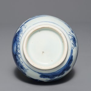 Un vase de forme double gourde en porcelaine de Chine bleu et blanc, époque Transition — photo 5