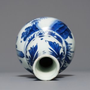 Un vase de forme double gourde en porcelaine de Chine bleu et blanc, époque Transition — photo 6