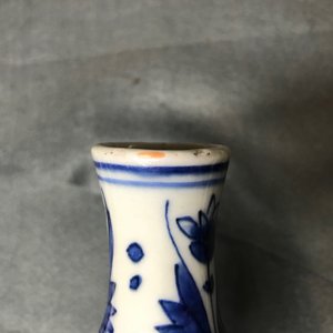 Un vase de forme double gourde en porcelaine de Chine bleu et blanc, époque Transition — photo 8