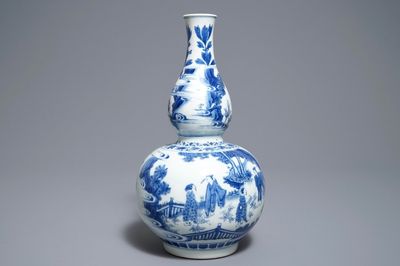 Un vase de forme double gourde en porcelaine de Chine bleu et blanc, époque Transition