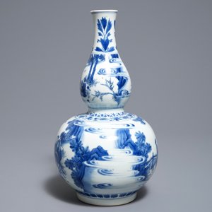 Un vase de forme double gourde en porcelaine de Chine bleu et blanc, époque Transition — photo 2