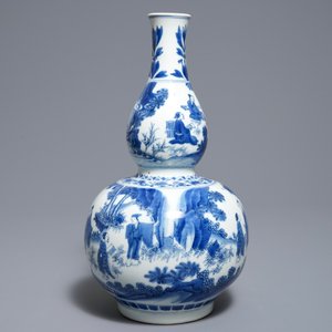 Un vase de forme double gourde en porcelaine de Chine bleu et blanc, époque Transition — photo 4