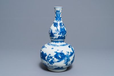 Un vase de forme double gourde en porcelaine de Chine bleu et blanc, époque Transition