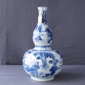 Un vase de forme double gourde en porcelaine de Chine bleu et blanc, époque Transition — photo 15
