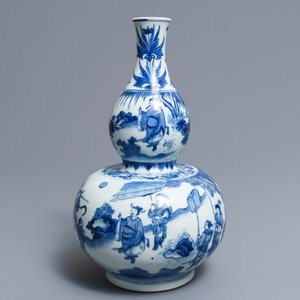 Un vase de forme double gourde en porcelaine de Chine bleu et blanc, époque Transition — photo 1