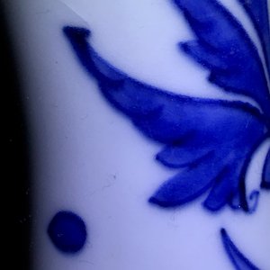 Un vase de forme double gourde en porcelaine de Chine bleu et blanc, époque Transition — photo 15