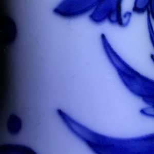 Un vase de forme double gourde en porcelaine de Chine bleu et blanc, époque Transition — photo 16