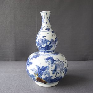 Un vase de forme double gourde en porcelaine de Chine bleu et blanc, époque Transition — photo 8