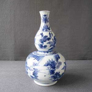 Un vase de forme double gourde en porcelaine de Chine bleu et blanc, époque Transition — photo 9