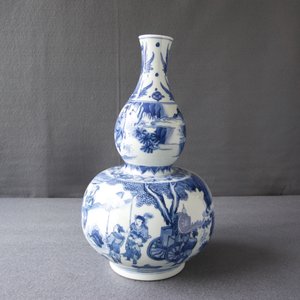 Un vase de forme double gourde en porcelaine de Chine bleu et blanc, époque Transition — photo 10
