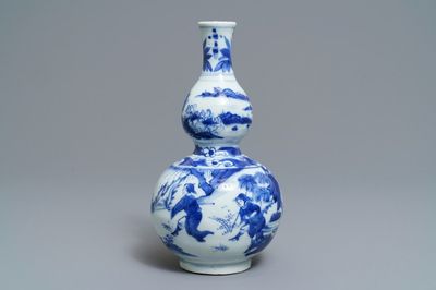 Un vase de forme double gourde en porcelaine de Chine bleu et blanc, époque Transition