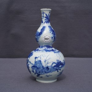 Un vase de forme double gourde en porcelaine de Chine bleu et blanc, époque Transition — photo 11