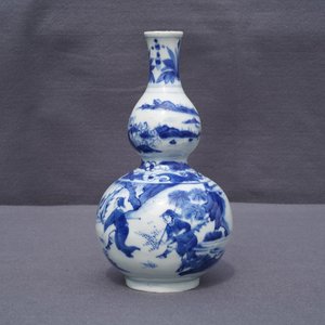 Un vase de forme double gourde en porcelaine de Chine bleu et blanc, époque Transition — photo 12