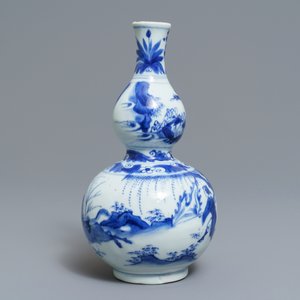 Un vase de forme double gourde en porcelaine de Chine bleu et blanc, époque Transition — photo 2