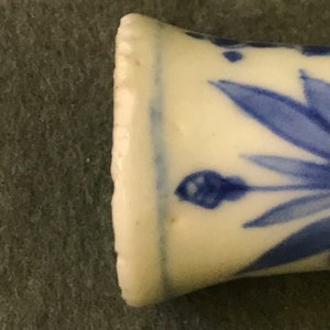 Un vase de forme double gourde en porcelaine de Chine bleu et blanc, époque Transition — photo 8