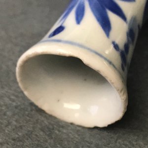 Un vase de forme double gourde en porcelaine de Chine bleu et blanc, époque Transition — photo 9