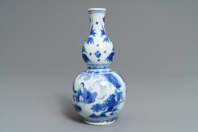 Un vase de forme double gourde en porcelaine de Chine bleu et blanc, époque Transition