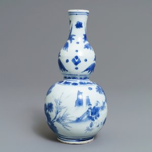 Un vase de forme double gourde en porcelaine de Chine bleu et blanc, époque Transition — photo 4