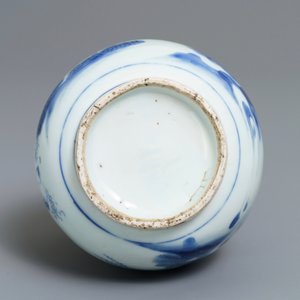 Un vase de forme double gourde en porcelaine de Chine bleu et blanc, époque Transition — photo 6