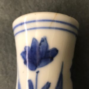 Un vase de forme double gourde en porcelaine de Chine bleu et blanc, époque Transition — photo 8