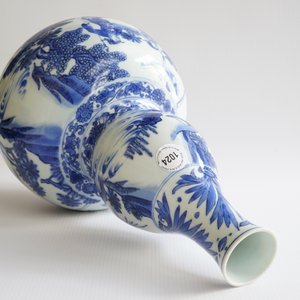 Un vase de forme double gourde en porcelaine de Chine bleu et blanc, époque Transition, 1620-1683 — photo 11