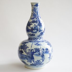 Un vase de forme double gourde en porcelaine de Chine bleu et blanc, époque Transition, 1620-1683 — photo 8