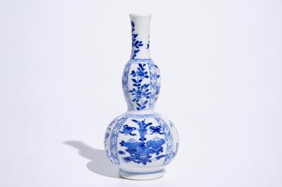 Un vase de forme double gourde en porcelaine de Chine bleu et blanc, Kangxi