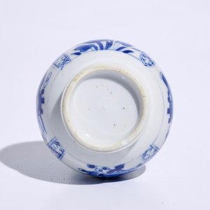 Un vase de forme double gourde en porcelaine de Chine bleu et blanc, Kangxi — photo 5