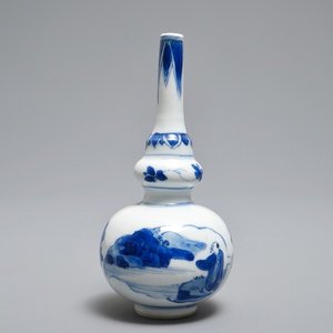 Un vase de forme double gourde en porcelaine de Chine bleu et blanc, Kangxi — photo 1