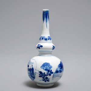 Un vase de forme double gourde en porcelaine de Chine bleu et blanc, Kangxi — photo 2