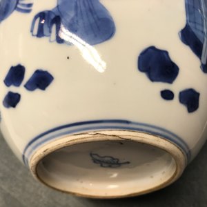 Un vase de forme double gourde en porcelaine de Chine bleu et blanc, Kangxi — photo 8