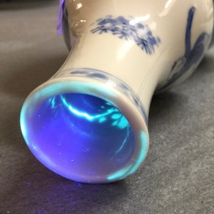 Un vase de forme double gourde en porcelaine de Chine bleu et blanc, Kangxi — photo 11