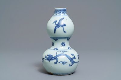 Un vase de forme double gourde en porcelaine de Chine bleu et blanc, Ming