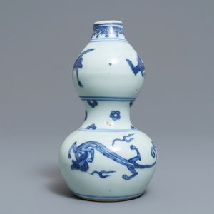 Un vase de forme double gourde en porcelaine de Chine bleu et blanc, Ming — photo 3