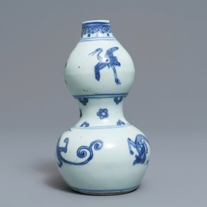 Un vase de forme double gourde en porcelaine de Chine bleu et blanc, Ming — photo 4
