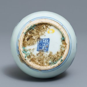 Un vase de forme double gourde en porcelaine de Chine bleu et blanc, Ming — photo 5