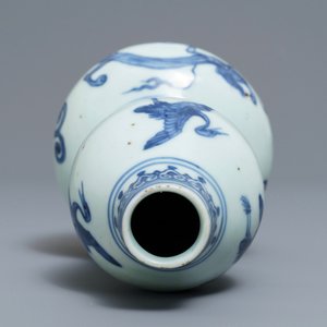 Un vase de forme double gourde en porcelaine de Chine bleu et blanc, Ming — photo 6