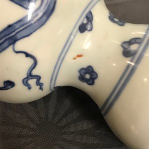 Un vase de forme double gourde en porcelaine de Chine bleu et blanc, Ming — photo 10