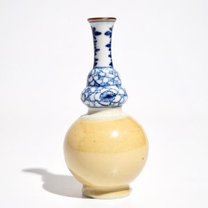 Un vase de forme double gourde en porcelaine de Chine bleu et blanc sur café au lait, Kangxi — photo 2