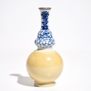 Un vase de forme double gourde en porcelaine de Chine bleu et blanc sur café au lait, Kangxi — photo 3