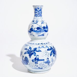 Un vase de forme double gourde en porcelaine de Chine bleu et blanc, Transition — photo 1