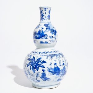 Un vase de forme double gourde en porcelaine de Chine bleu et blanc, Transition — photo 4