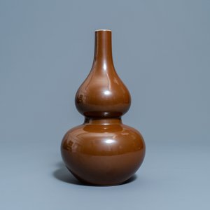 Un vase de forme double gourde en porcelaine de Chine brun monochrome, marque de Qianlong, 18/19ème — photo 2