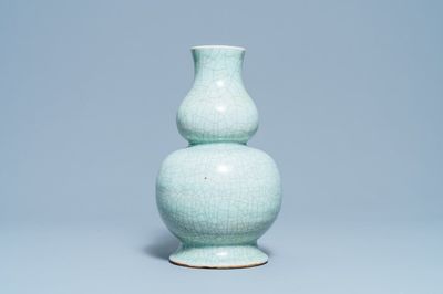 Un vase de forme double gourde en porcelaine de Chine céladon monochrome à fond craquelé, 18/19ème
