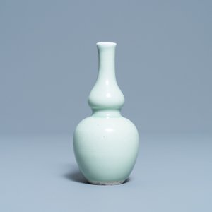 Un vase de forme double gourde en porcelaine de Chine céladon monochrome, Kangxi — photo 4