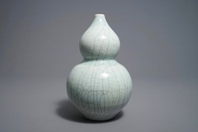 Un vase de forme double gourde en porcelaine de Chine de type ge, 19/20ème